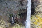 早緑の華厳の滝「柱状節理の岩壁と伏流水」