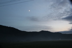 夏の小安峡「夕霧の山裾と夕月」
