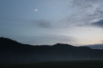 夏の小安峡「夕霧の山裾と夕月」