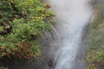 温泉の川と立ち昇る湯煙