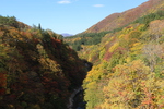 青い空と秋の渓谷