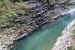 温泉を含む青い渓流