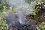 秋の鬼首温泉「熱水を噴出する活動期の間欠泉」