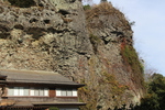 礫の岩壁と岩屋寺の宿坊