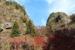岩屋寺「本堂周辺の岩壁と秋景色」