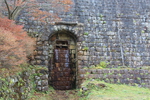 秋の別子銅山「紅葉と貯鉱庫跡の扉」
