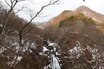 冬の秋保大滝「滝口と周辺の山並み」