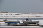積雪期の栄浦魚港と漁船
