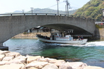日向橋の下を通る漁船