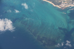 沖縄のエメラルドグリーンの海岸