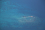 沖縄のサンゴ礁と青緑の海