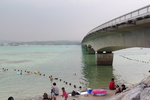 夏の古宇利大橋と海水浴場