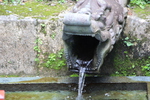 夏の首里城址「湧水の龍樋」