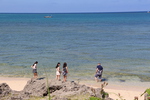 沖縄の海岸と人々