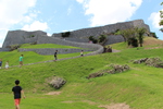 小高い丘に建つ「沖縄の勝連城」