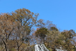 秋の「オシンコシンの滝」の滝口と青空