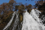 岩壁を下る秋の「オシンコシンの滝」