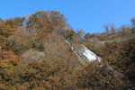 秋模様のオシンコシンの滝と青空