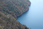 外輪山の森の秋と湖面の漣
