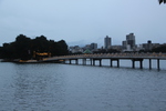 夕方の大濠公園「寒月橋と柳島」