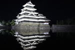 濠に映るライトアップされた松本城