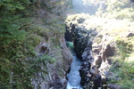断崖間の狭い渓流