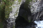 岩壁の浸食洞と急流
