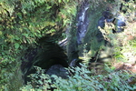 断崖の甌穴と狭い急流