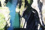 高千穂峡「断崖と青い淀み」