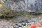 柱状節理の岩壁と渓流
