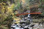 秋の巖立峡「三ッ滝と朱橋」