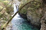 秋の巖立峡「三ッ滝と緑の渓流」
