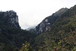 秋の昇仙峡「覚円峰（左）と天狗岩（右）」