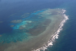 飛行機から見た「珊瑚の島と青緑の海岸」
