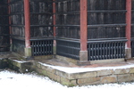 多久聖廟の「朱色の隅柱と黒い板壁」