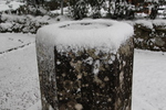 積雪の手水石筒