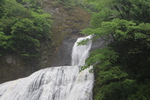 大きな岩場を下る「袋田の滝」