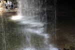 横から見た「鍋ヶ滝（裏見の滝）」の滝壺と飛沫