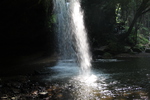 横から見た「鍋ヶ滝」と陽に光る滝壺