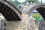 石積みの橋台と木製の太鼓橋