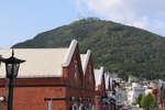 夏の函館山と麓の金森赤レンガ倉庫群