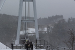 風雪期の「九重夢大吊橋と人々」