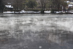 冬の金鱗湖「湖面の朝霧と湖畔の積雪」