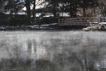 湖面を覆う朝霧