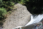 夏の「龍門（竜門）の滝」と柱状節理の岩肌