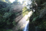 秋の大分・玖珠「慈恩の滝」の「水煙と光の帯」