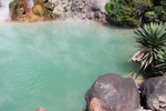 秋の別府温泉「緑白色の海地獄」
