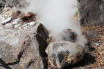 秋の別府温泉・山地獄「岩間からの噴気と湯煙」