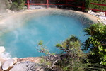 秋の別府温泉「シリカによるコバルトブルーの湯だまり」