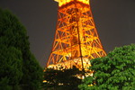 ライトアップされた東京タワーのトラス構造